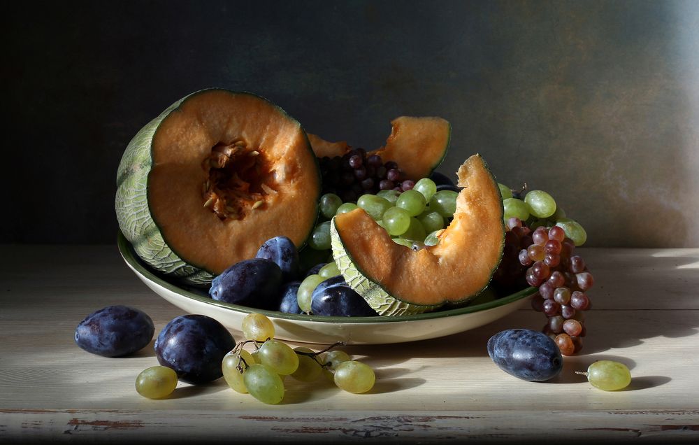 Дыня и ягоды.