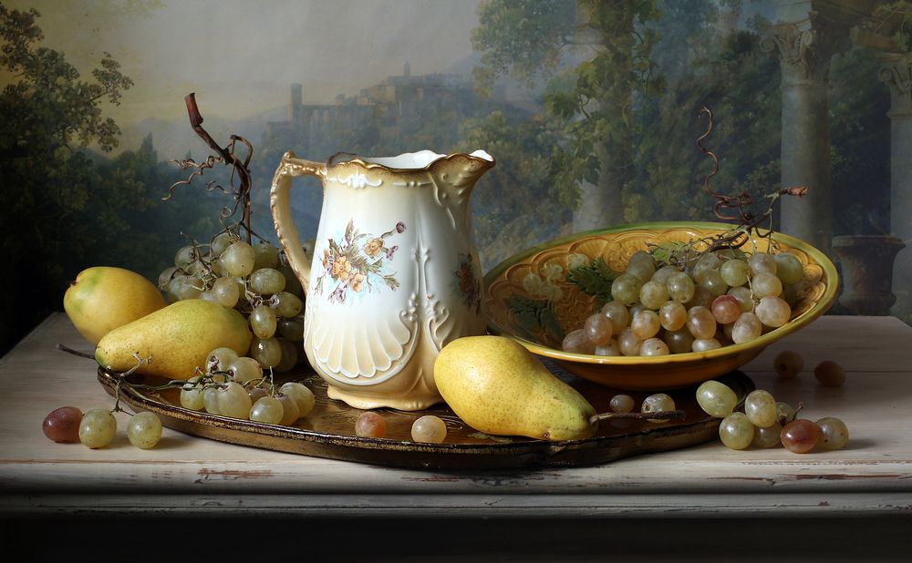 С виноградом и грушами.