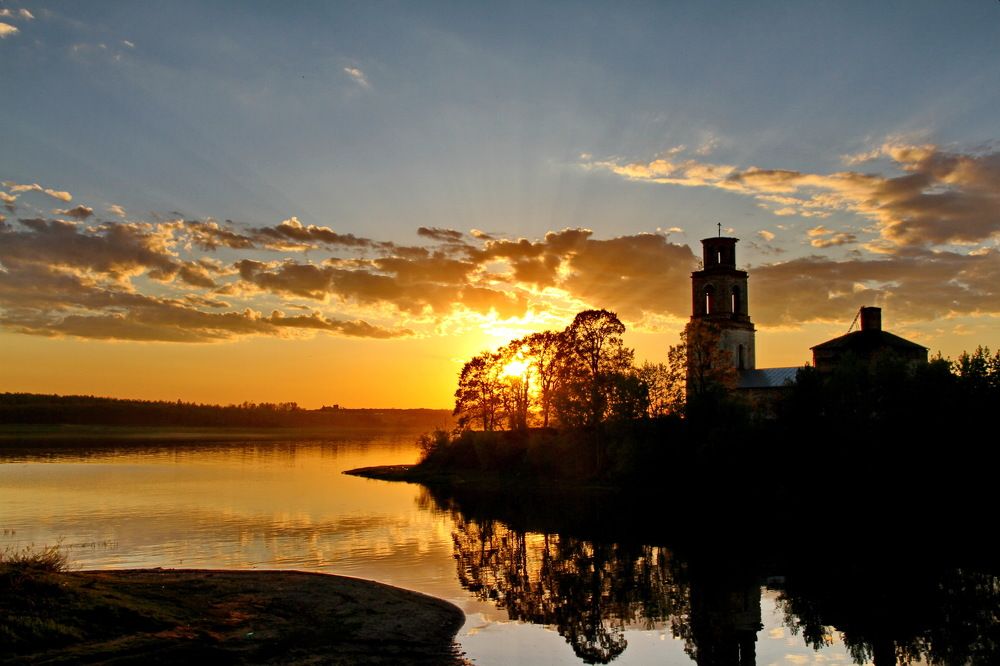Закат над деревенской Смоленской церковью