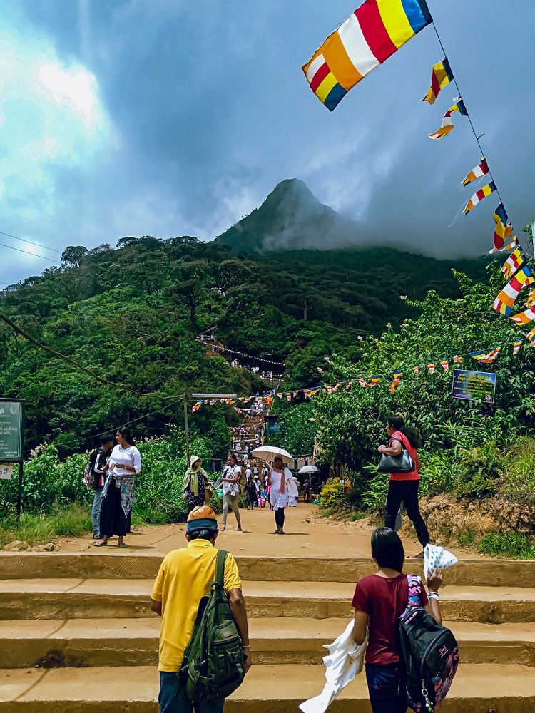 Devotees on pilgrimage to Sri Padaya