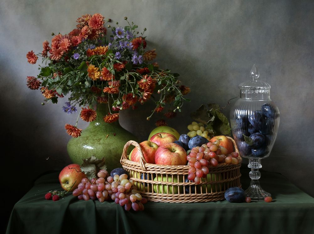 Натюрморт с фруктами и цветами.