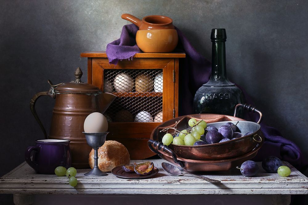 Кухонная зарисовка с яйцами и виноградом.