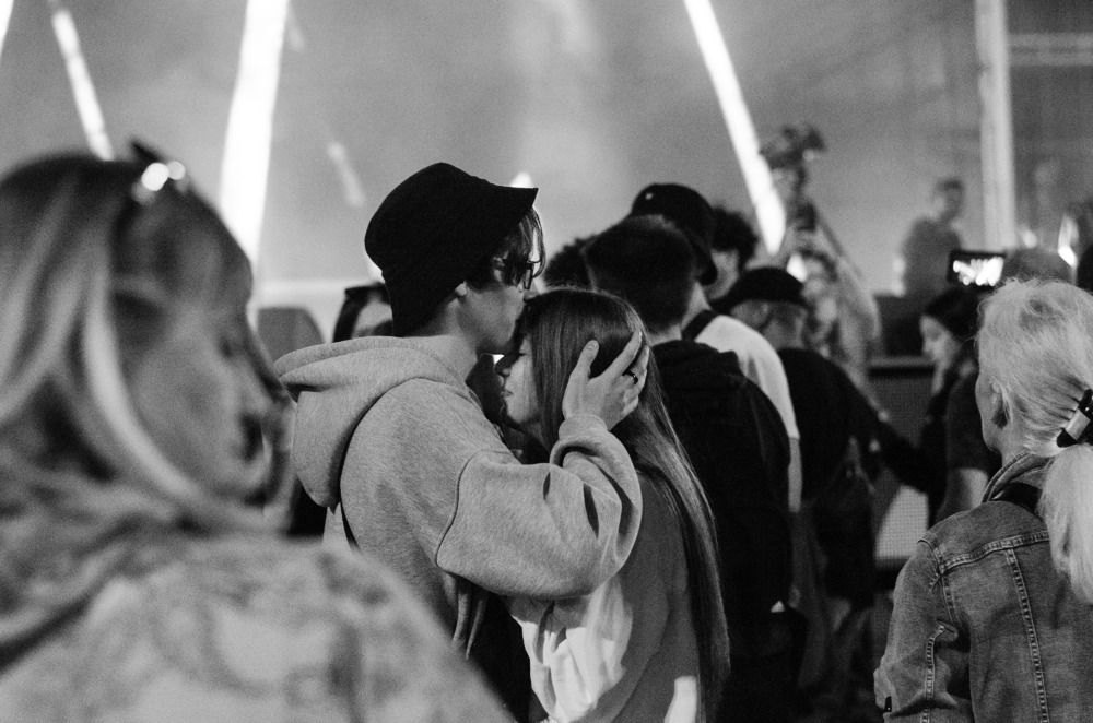 Одни в толпе