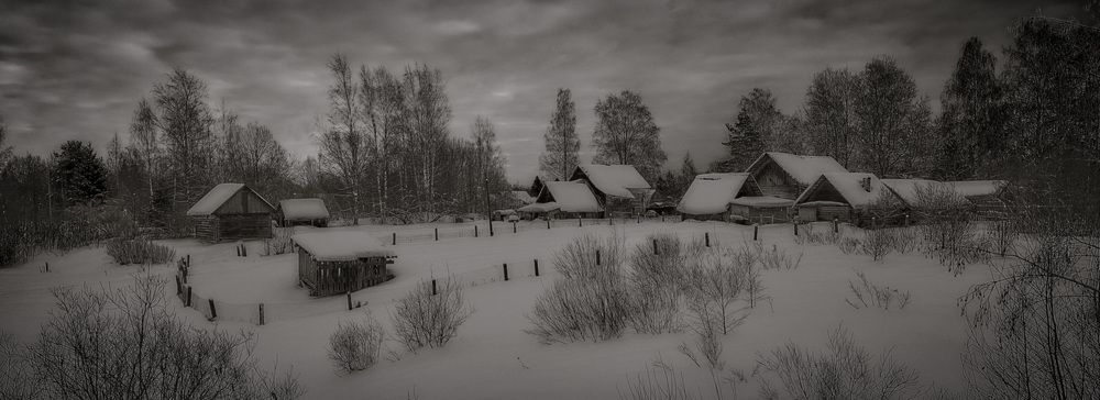 Деревушка в лесу.