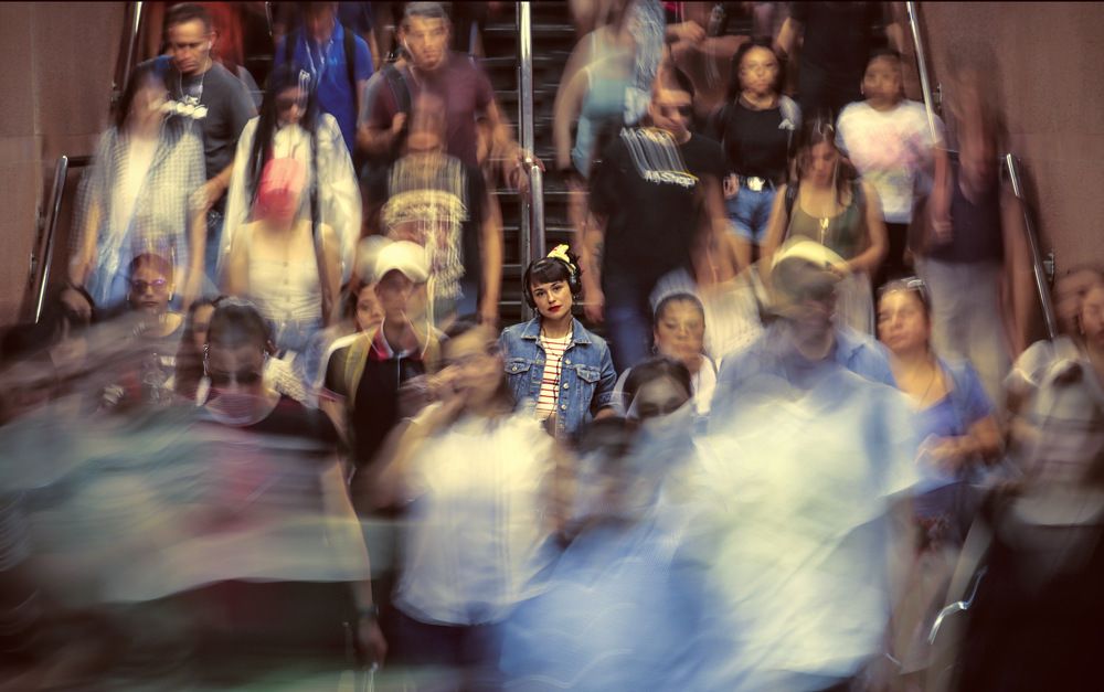 Natalia entre la masa