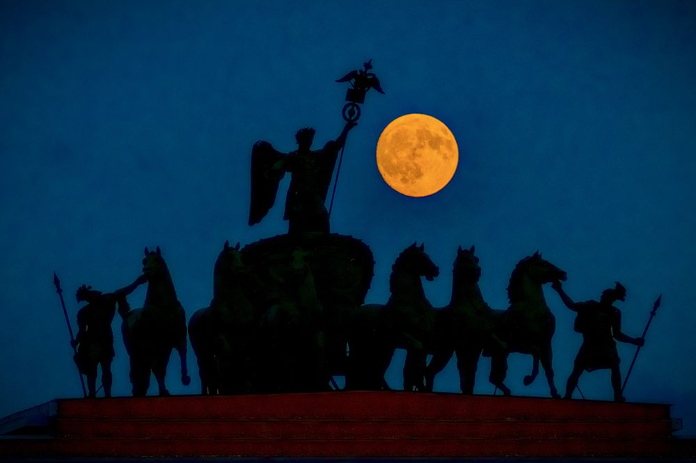 Луна над городом