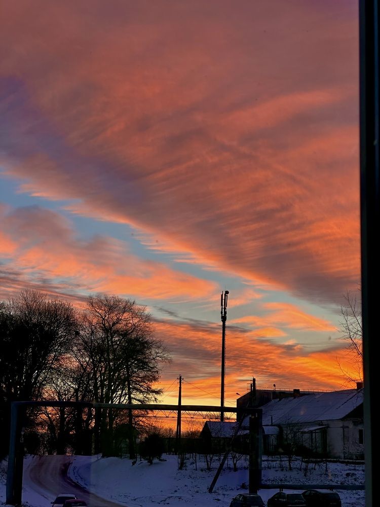 Яркий морозный рассвет в деревне…