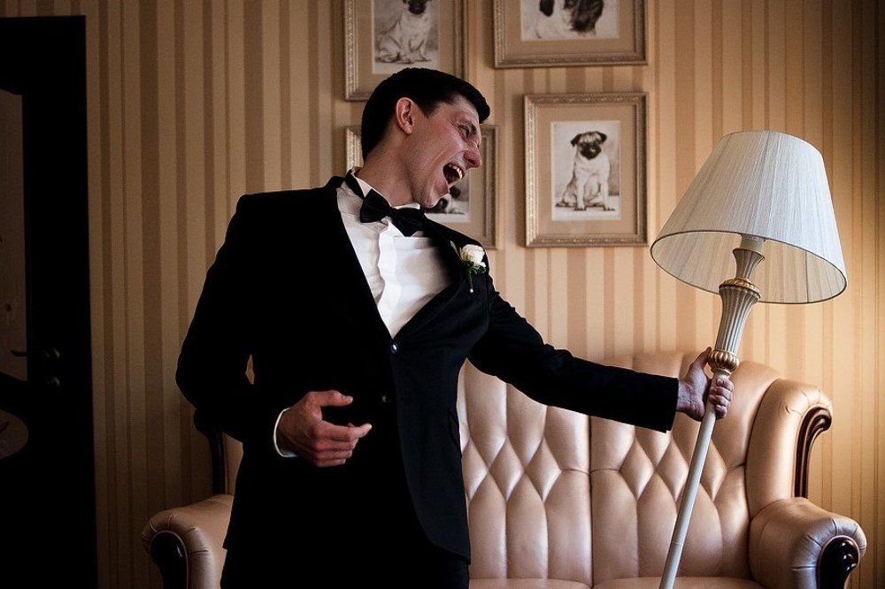 Пока невеста нервничает....