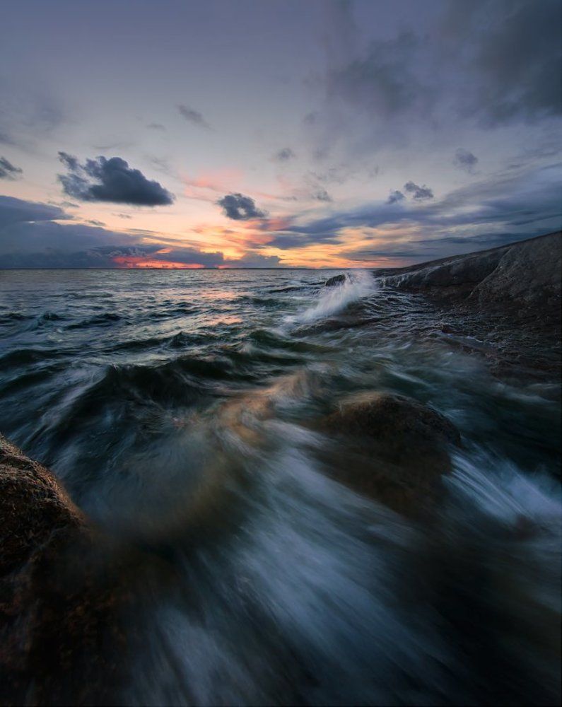 Разбиваясь о камни