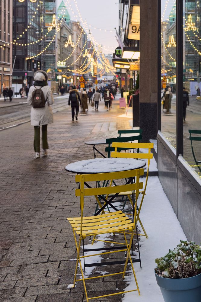 В суете большого города.