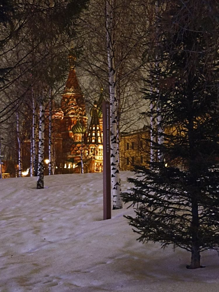 Храм в лесу. Храм приветливо манит светом в окошках. Лес - как у Билибина на картинах.