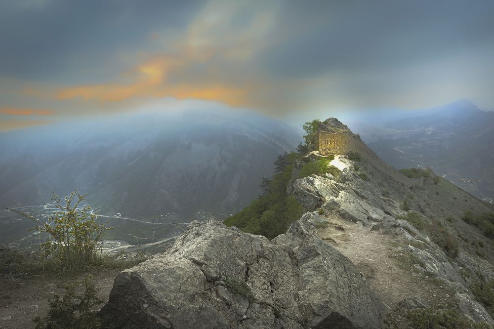 Первый луч солнца над Гунибской крепостью...