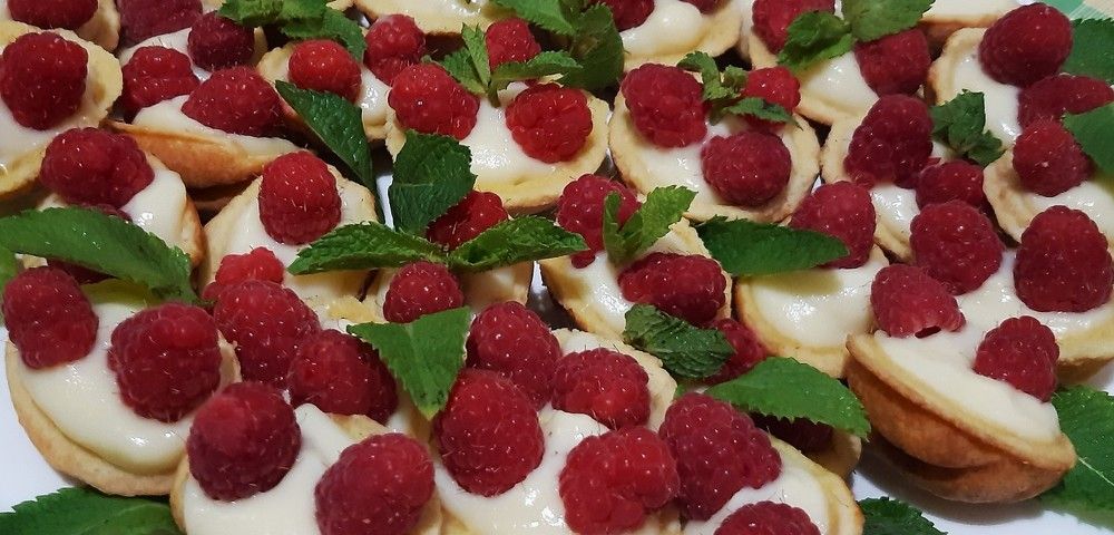 "А я ни разу не была в Малинках, до этого дня... точнее до ве-че-ра-а"    "Nuts" with raspberries