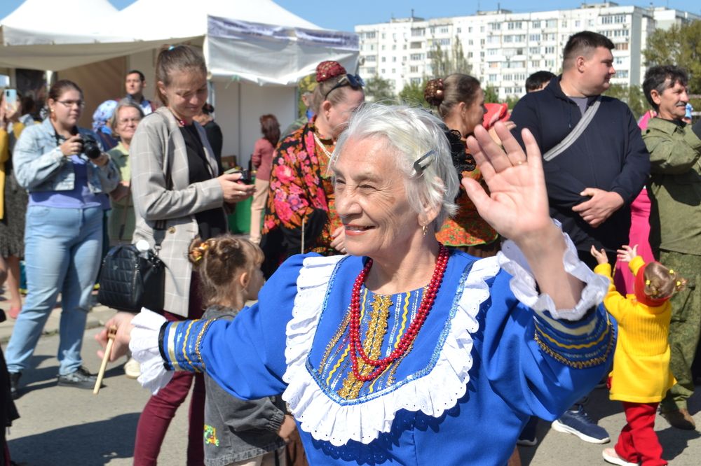 Старушка веселушка.