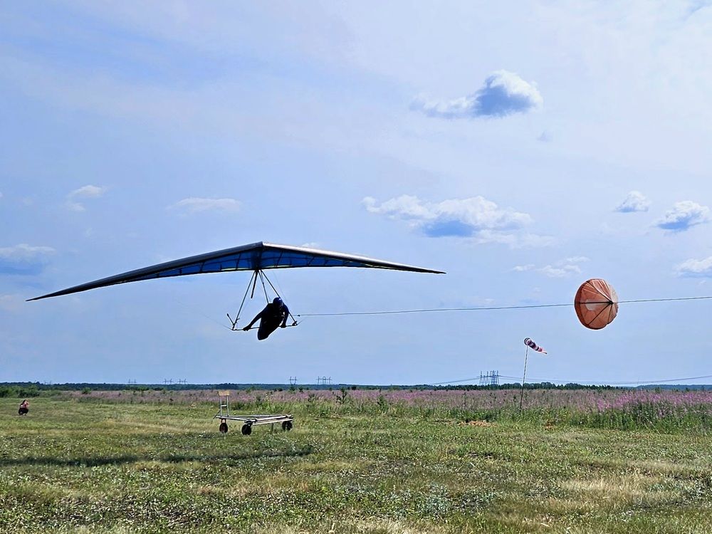 Взлёт парапланериста