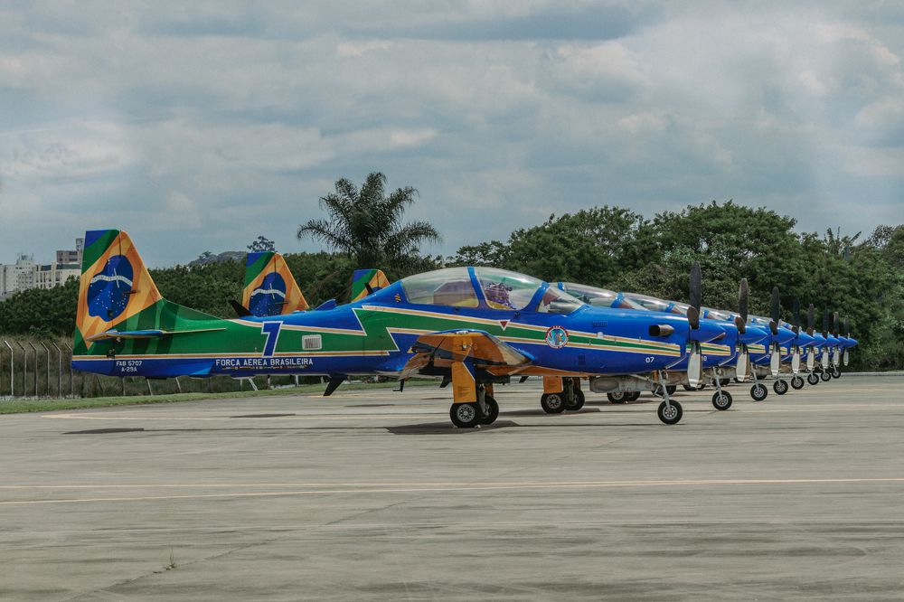 Esquadrilha da fumaça alinhada