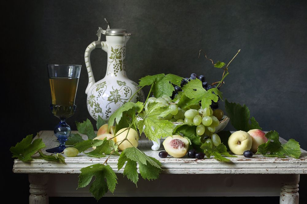 Натюрморт с виноградными листьями