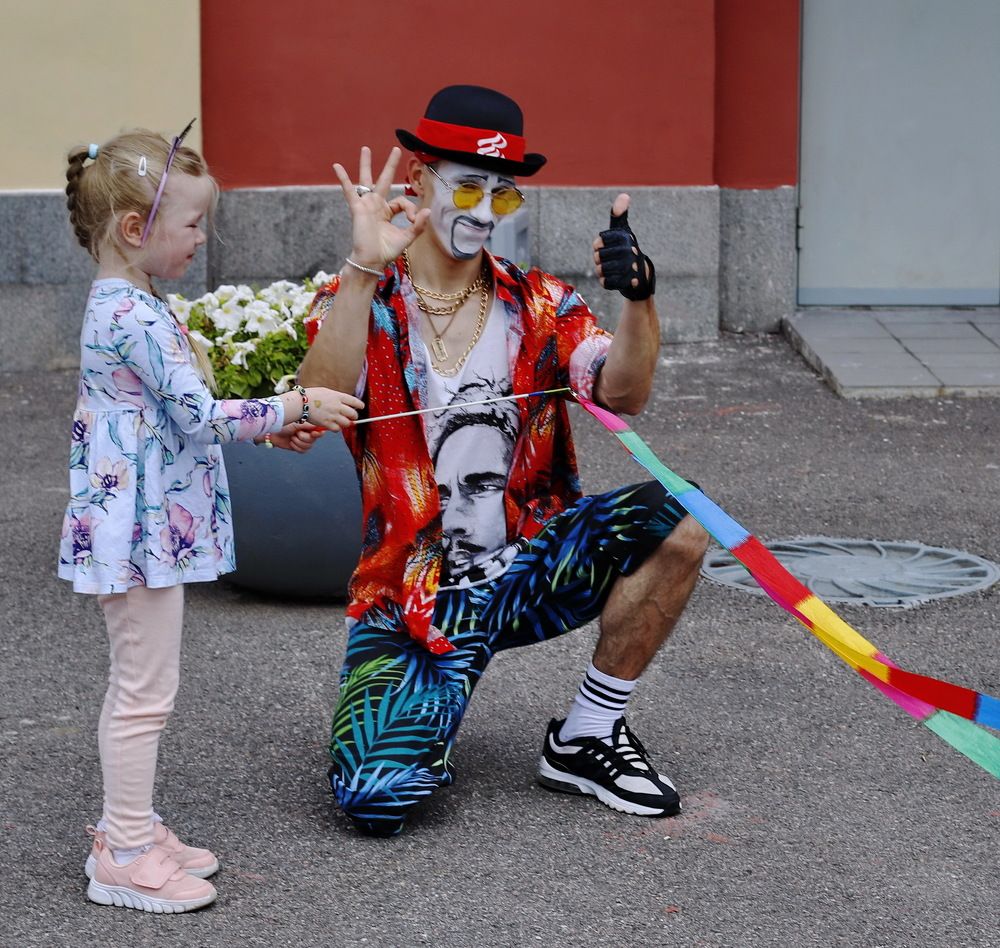 Мим и девочка с лентой