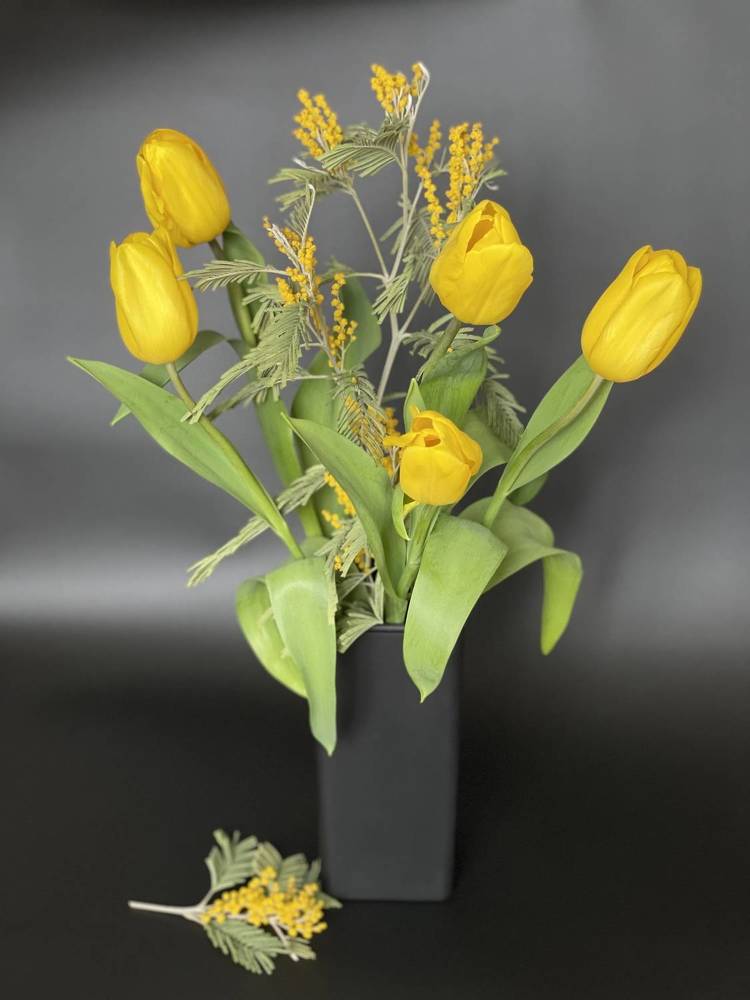 Жёлтое на сером.