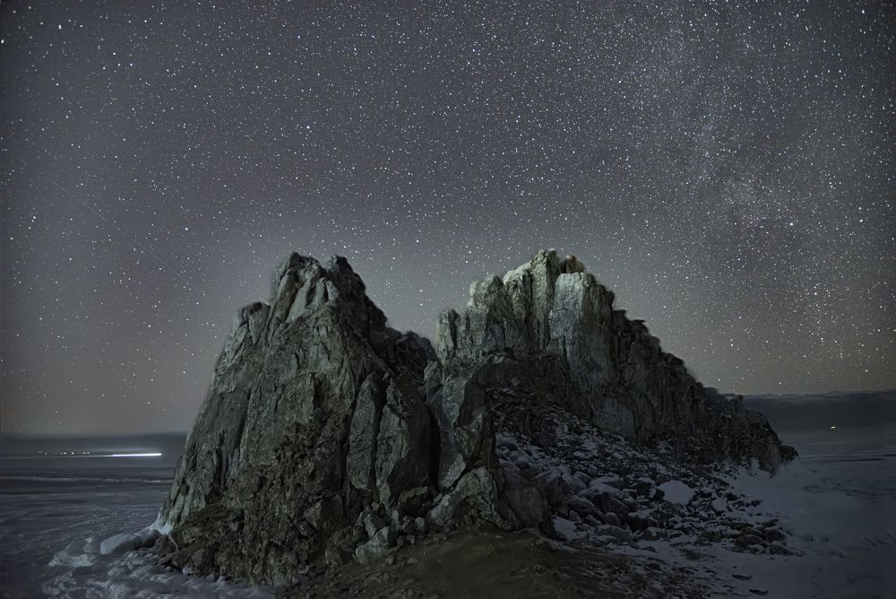 Млечный путь над скалой Шаманка