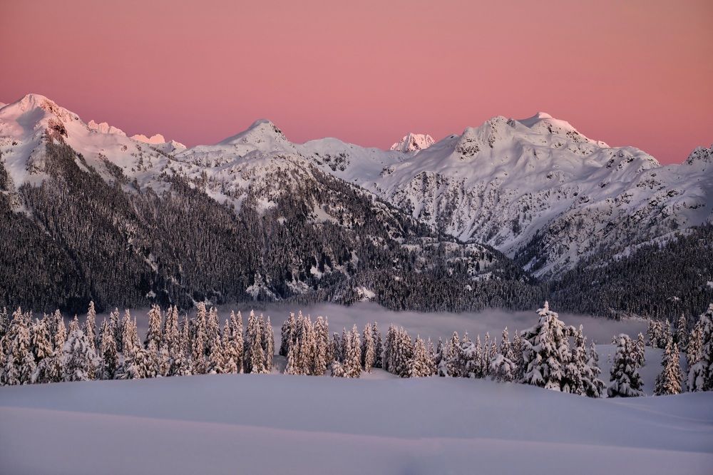 Зимняя сказка в горах на рассвете