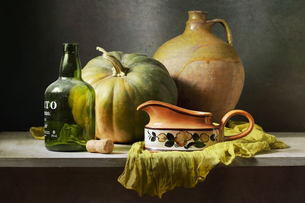Натюрморт с соусником и тыквами.