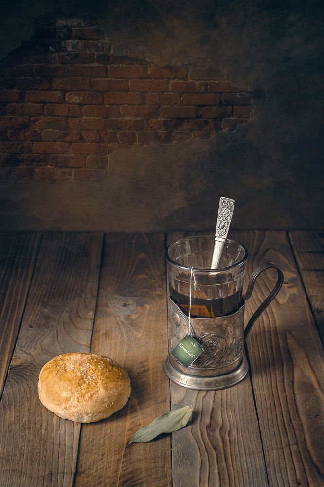 Чай с булкой/Tea with a bun