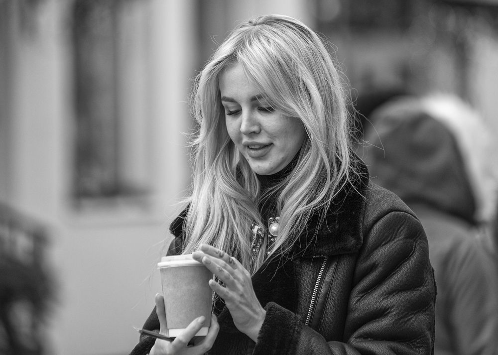 С пластиковым стаканчиком кофе