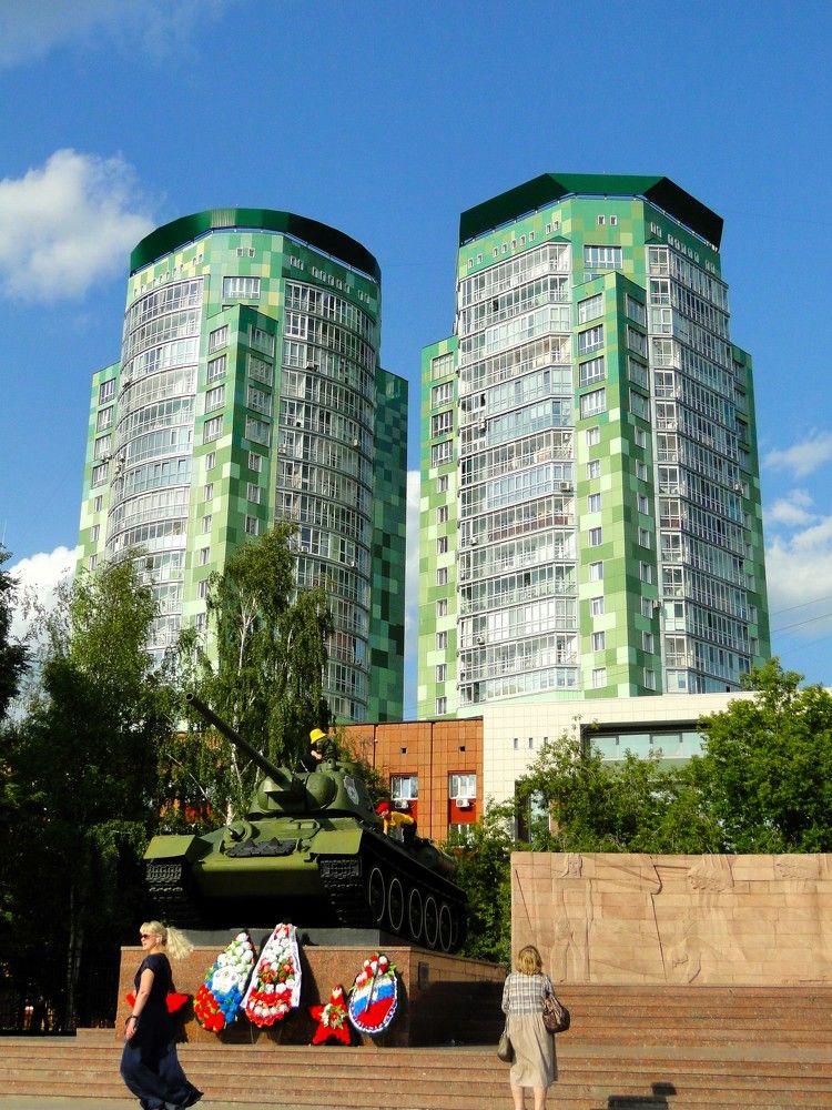 Летний день у памятника Т-34