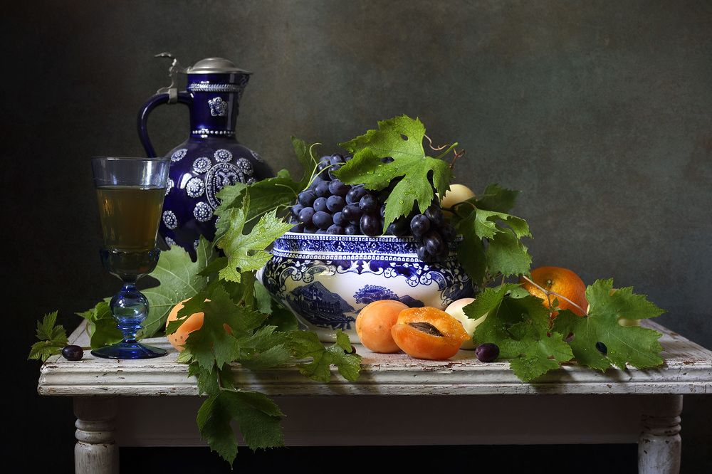 Абрикосы и виноград.