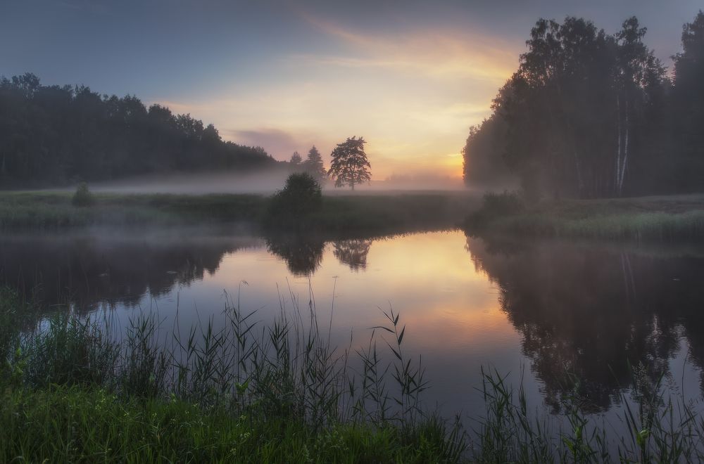 Затихает день