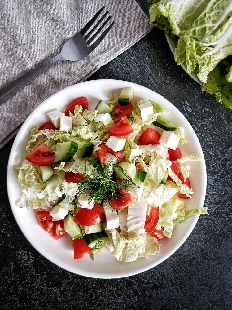 Салат из пекинской капусты с овощами и сыром