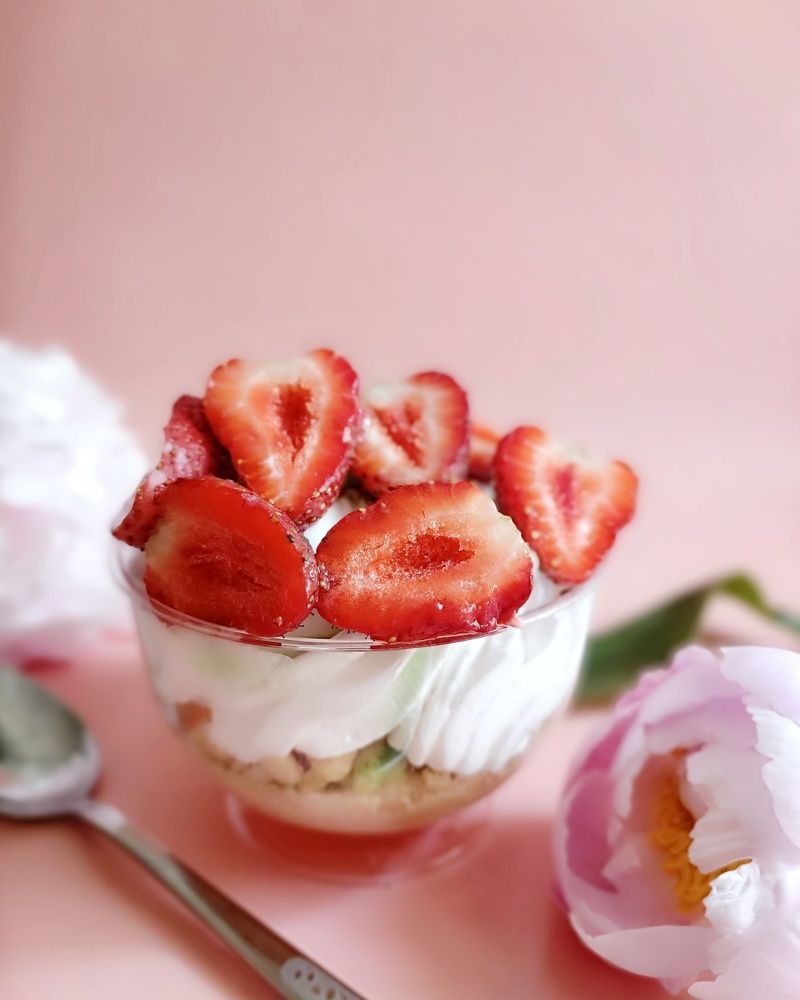 Десерт с клубникой