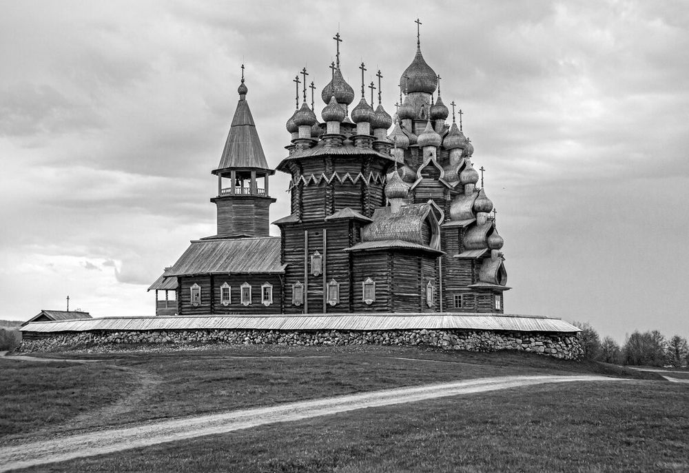 К югу от погоста