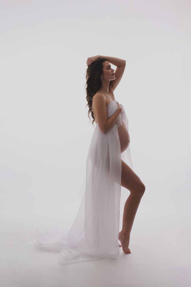 Delicate Elegance in Pregnancy Photography