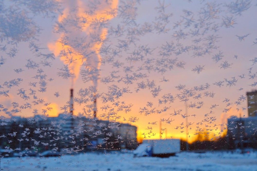 снежинки на стекле машины...
