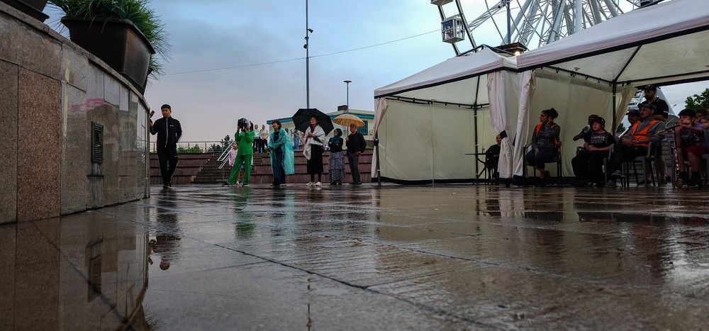 It was an ordinary rainy day