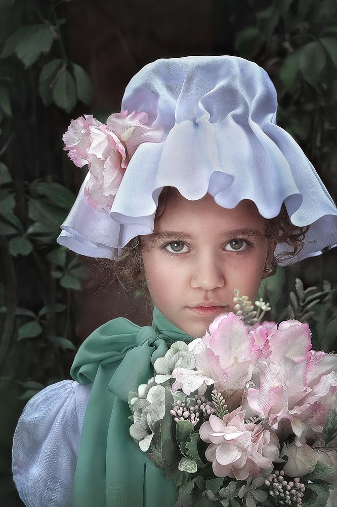 Девочка в Чепце с букетом Ирисов.