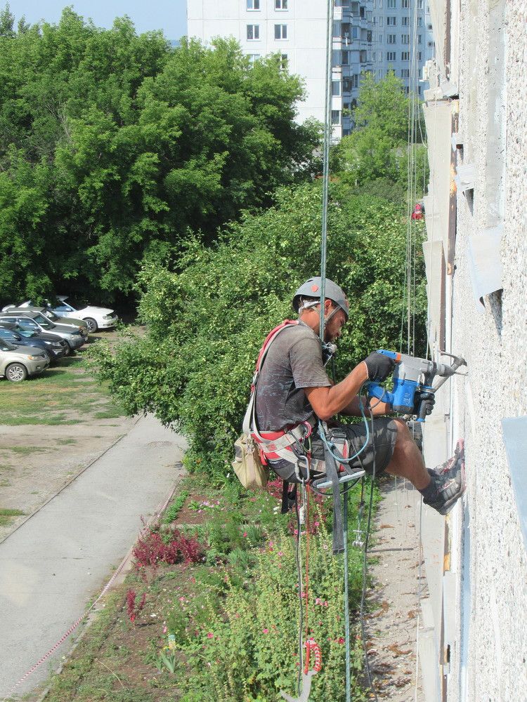 Промышленные альпинисты за работой