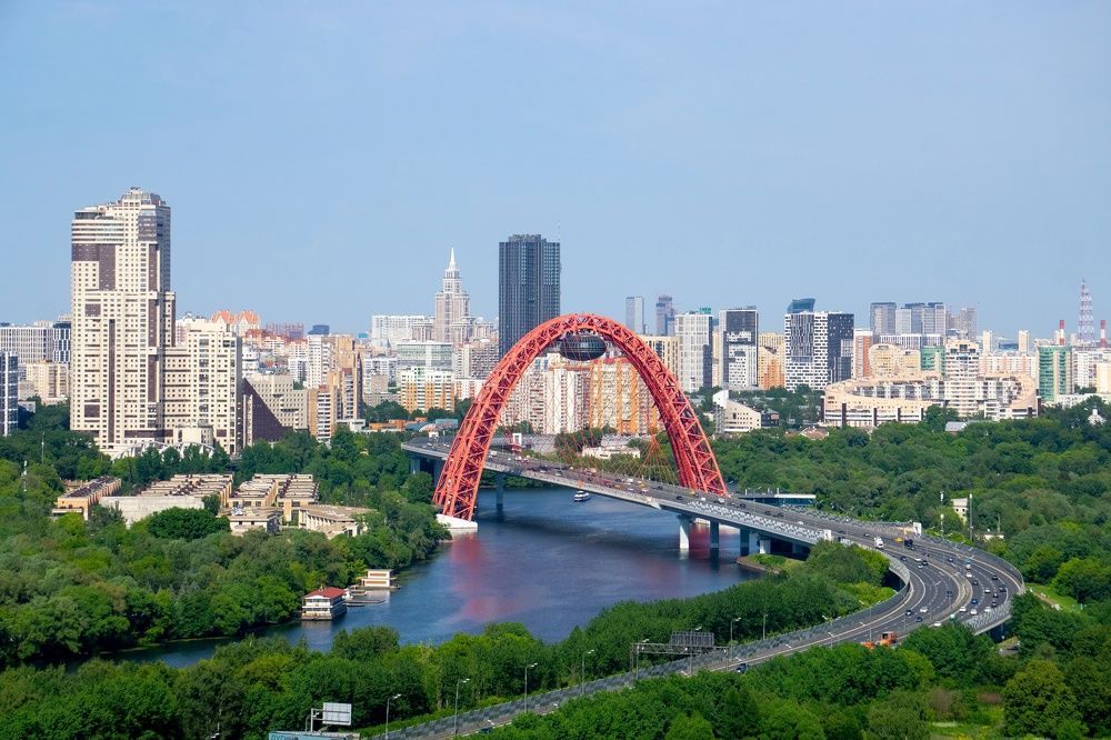 Взлетая над живописным мостом