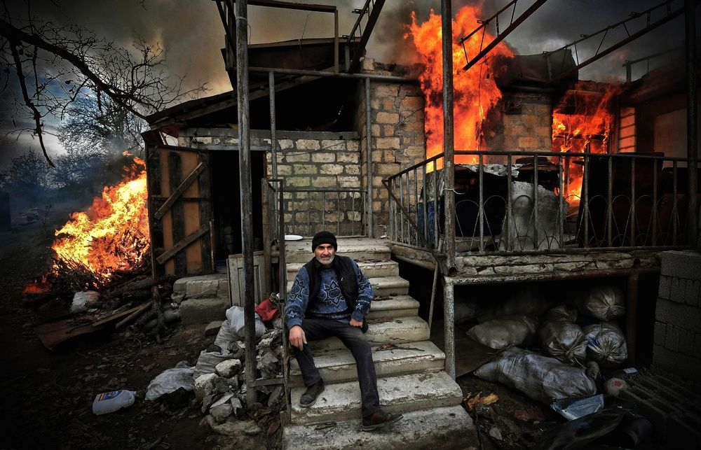 Нагорный Карабах . Мужчина у подожженного дома .