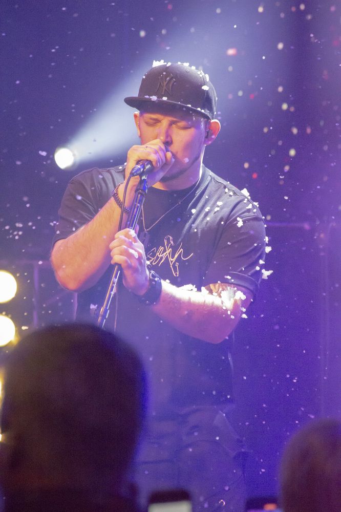 Олег Гриценко певец