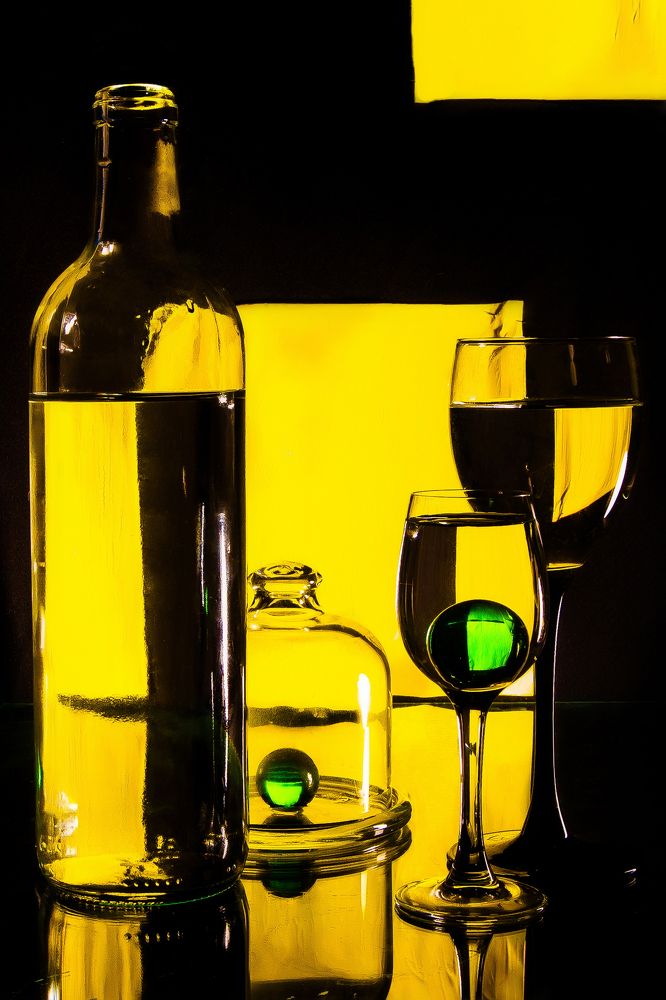 Желто-черный натюрморт