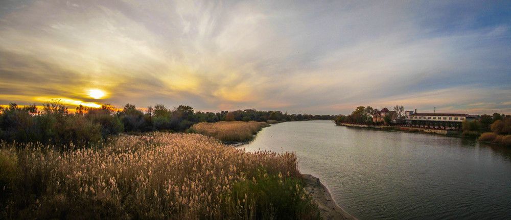 Закат на реке