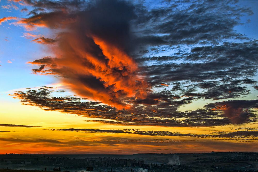 А над городом вечер...