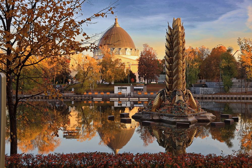 Октябрь на ВДНХ, Москва.