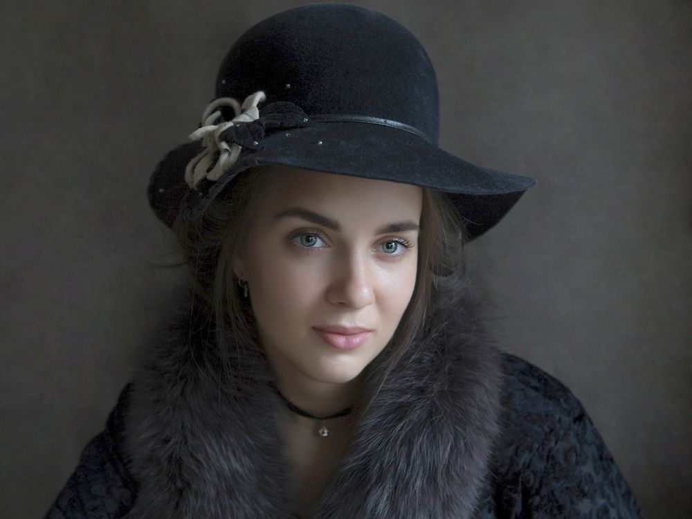 Я склонюсь над твоими коленями.