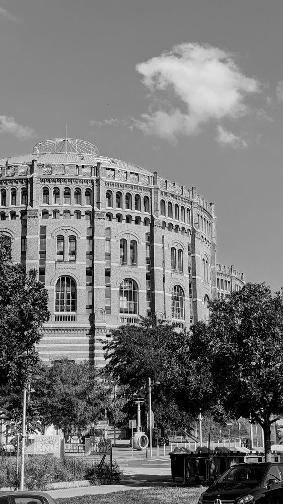 Industrial Grandeur: Vienna Gasometer in its Prime