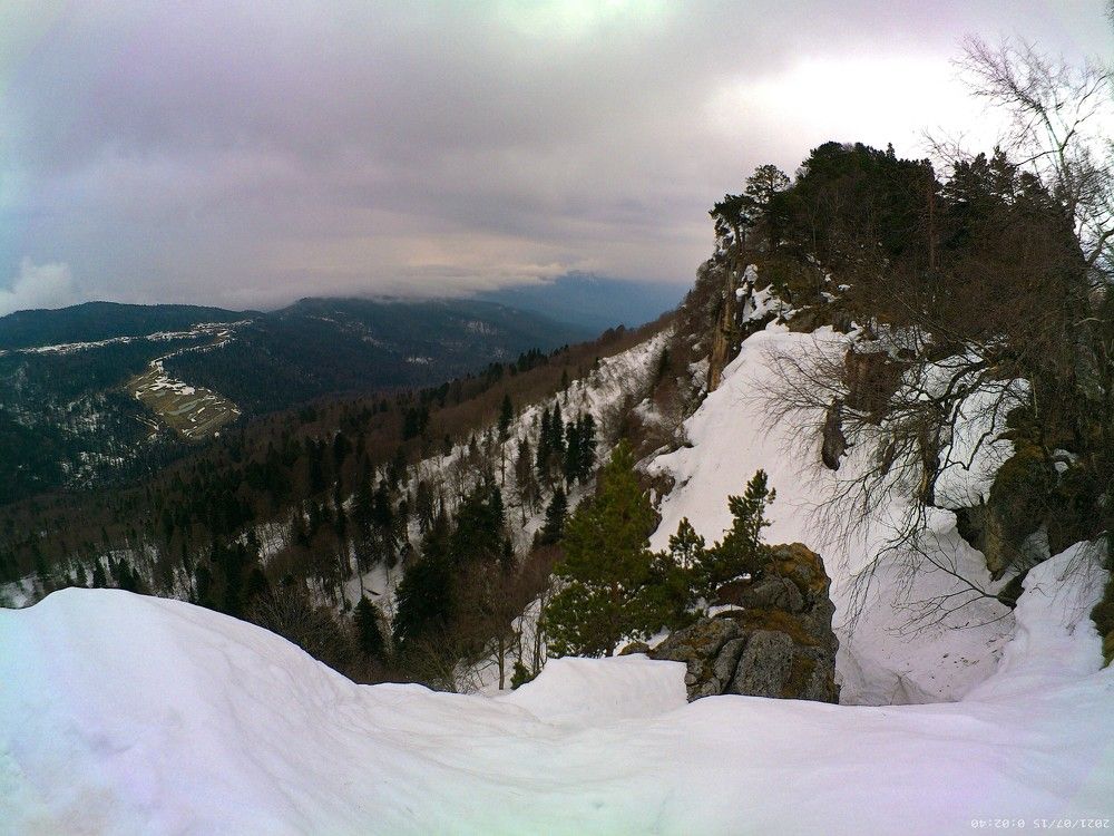 Снег, горы, облака.