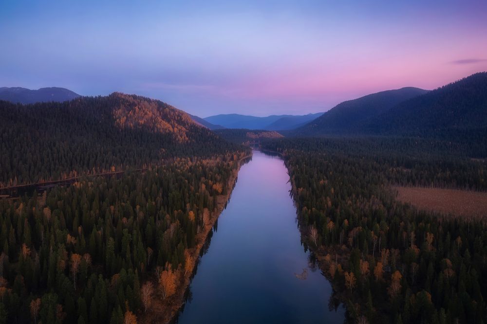 Вечерние сумерки на таежной реке